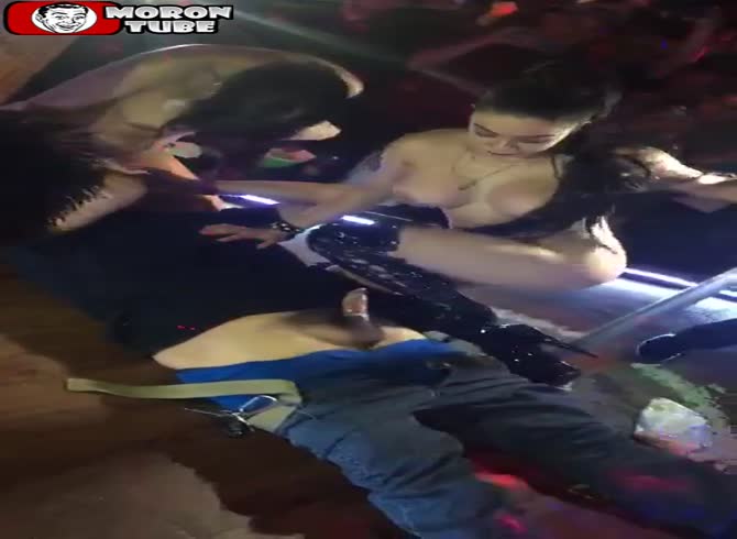 Video :In a club, a stripper rides a patron!